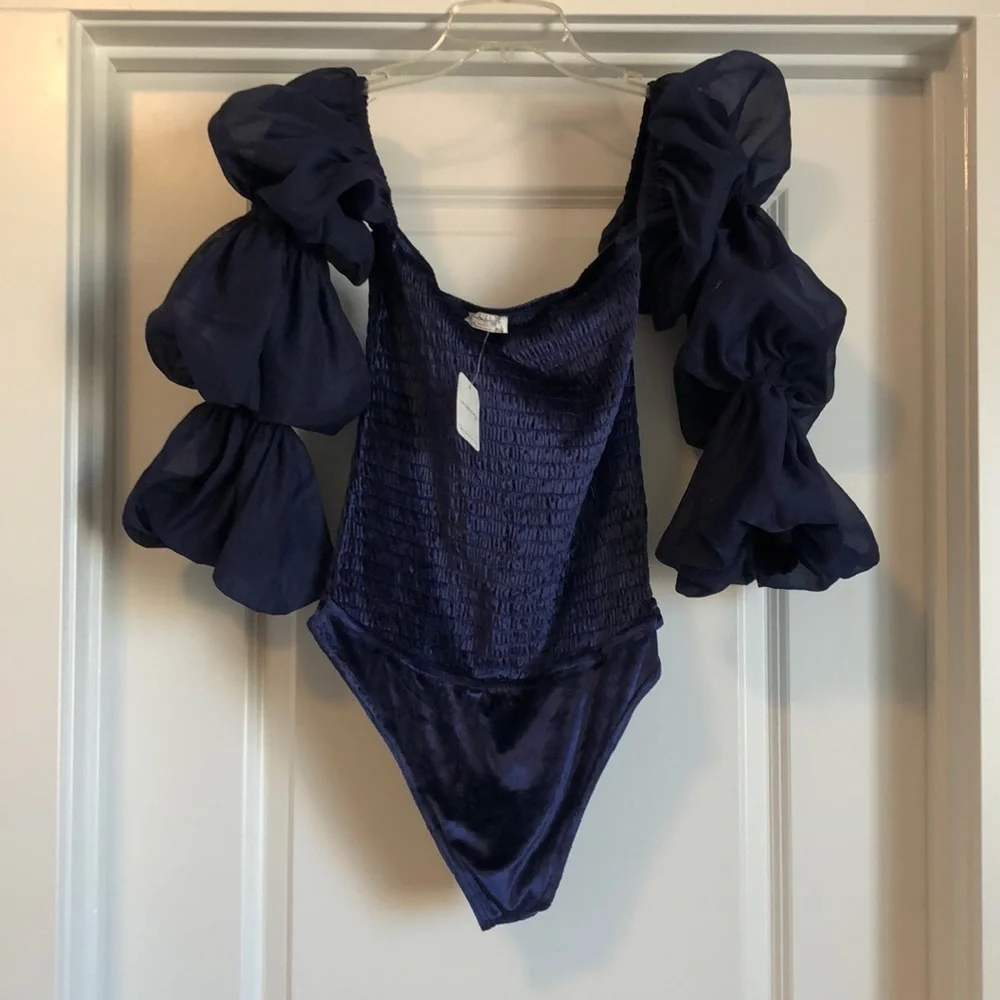 Free People girls Just Wanna Bodysuit Sz M Navy Smocked Puff Sleeve Velvet - Picture 2 of 8